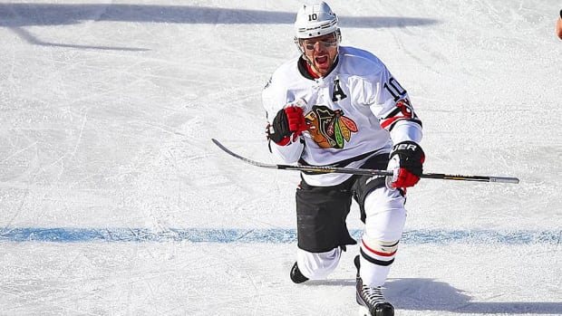 patrick-sharp-blackhawks-winter-classic.jpg